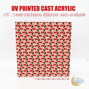 Könnte beinhalten: UV-bedruckte gegossene Acrylplatte mit einem sich wiederholenden Muster aus roten Kirschen und grünen Blättern auf rosa Hintergrund. Der Text "UV PRINTED CAST ACRYLIC" und "1/8" / 3 mm Dicke, verschiedene Größen verfügbar" ist aufgedruckt.