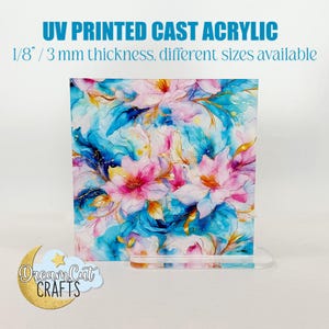Könnte beinhalten: Eine UV-bedruckte Acrylglasplatte mit einem floralen Design mit rosa und blauen Blumen mit goldenen Akzenten. Die Platte ist 3 mm dick und in verschiedenen Größen erhältlich.