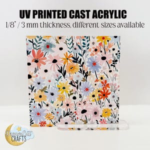 Peut inclure: Un panneau en acrylique transparent avec un imprimé floral. Le panneau a une épaisseur de 3 mm et est disponible en différentes tailles. L'impression présente une variété de fleurs colorées sur un fond blanc.