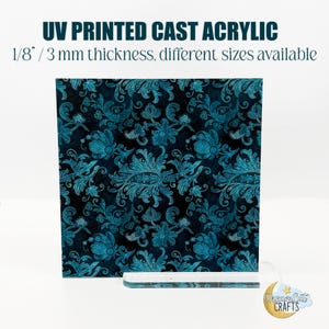 Könnte beinhalten: Eine 3 mm dicke Acrylglasplatte mit einem floralen Muster in Tealblau und Schwarz. UV-gedrucktes Acrylglas. Verschiedene Größen verfügbar.