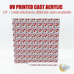 Könnte beinhalten: Eine 3 mm dicke UV-bedruckte Acrylglasplatte mit weißem Hintergrund und einem sich wiederholenden Muster aus roten und rosafarbenen Erdbeeren. Der Text "UV PRINTED CAST ACRYLIC" und "1/8"/3 mm thickness, different sizes available" ist oben auf der Platte gedruckt. Der Text "Dream Coat CRAFTS" ist unten auf der Platte gedruckt.