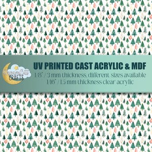 Könnte beinhalten: Ein sich wiederholendes Muster aus grünen und rosa Weihnachtsbäumen auf weißem Hintergrund. Das Bild enthält den Text "UV PRINTED CAST ACRYLIC & MDF" und "Dream Cat CRAFTS". Die Materialstärke beträgt 3 mm und 1,5 mm.