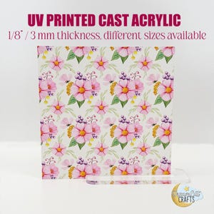 Könnte beinhalten: Eine 3 mm dicke UV-bedruckte Acrylglasplatte mit einem Blumenmuster mit rosa Blüten, grünen Blättern und violetten Beeren auf weißem Hintergrund. Der Text "UV PRINTED CAST ACRYLIC" und "1/8" / 3 mm Dicke, verschiedene Größen verfügbar" ist oben auf der Platte gedruckt.