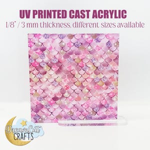 Könnte beinhalten: Ein UV-bedrucktes gegossenes Acrylteil mit einem Fischschuppenmuster in Rosa-, Lila- und Goldtönen. Der Text auf dem Acryl lautet "UV PRINTED CAST ACRYLIC" und "1/8" / 3 mm Dicke, verschiedene Größen verfügbar."