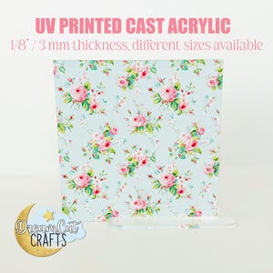 Könnte beinhalten: Eine 3 mm dicke, UV-bedruckte Acrylglasplatte mit einem floralen Muster aus rosa Rosen auf hellblauem Hintergrund. Der Text "UV PRINTED CAST ACRYLIC" und "1/8"/3 mm thickness, different sizes available" ist oben auf der Platte gedruckt. Der Text "Dream Cat CRAFTS" ist unten auf der Platte gedruckt.