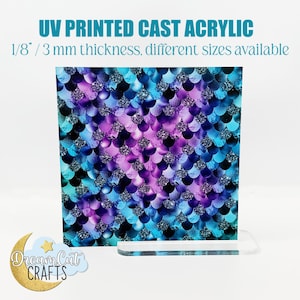 Könnte beinhalten: Eine 3 mm dicke, UV-bedruckte Acrylglasplatte mit einem Meerjungfrauen-Schuppenmuster in Blautönen, Lila und Silber. Die Platte steht auf einem klaren Acryl-Ständer. "UV PRINTED CAST ACRYLIC 1/8"/3 mm thickness, different sizes available" ist oben im Bild gedruckt.