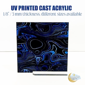 Könnte beinhalten: Eine 3 mm dicke gegossene Acrylplatte mit einem abstrakten Design in Blau und Schwarz. UV-gedrucktes Gussacrylglas. Verschiedene Größen verfügbar.