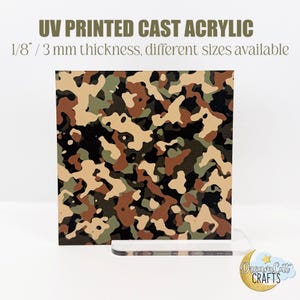 Könnte beinhalten: Eine 3 mm dicke UV-bedruckte Acrylglasplatte mit einem Tarnmuster in Braun-, Grün- und Beigetönen. Der Text "UV PRINTED CAST ACRYLIC" und "1/8" / 3 mm Dicke, verschiedene Größen verfügbar" ist oben im Bild gedruckt.