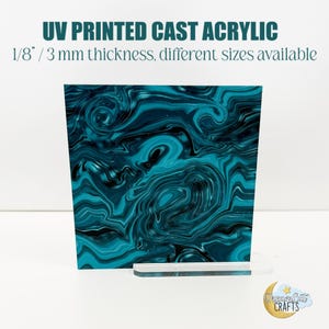 Könnte beinhalten: Ein quadratisches Stück UV-bedrucktes Gussacryl mit einem wirbelnden türkis-schwarzen Muster. Das Acryl ist 3 mm dick. Der Text "UV PRINTED CAST ACRYLIC" und "1/8" / 3 mm thickness, different sizes available" ist oben aufgedruckt.