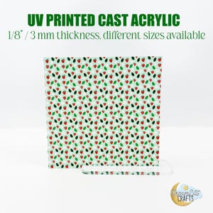 Könnte beinhalten: Eine 3 mm dicke, transparente Acrylglasplatte mit einem bedruckten Muster aus roten Erdbeeren und grünen Blättern auf hellgrünem Hintergrund. UV-bedrucktes Acrylglas. Verschiedene Größen verfügbar.