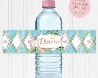 Könnte beinhalten: Wasserflaschenetikett mit einem blau-weißen Karomuster, goldenen Akzenten und dem Text "Drink me". Das Etikett zeigt eine Taschenuhr, Spielkarten und florale Akzente.