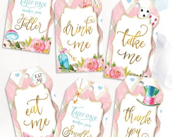Könnte beinhalten: Sechs Geschenkanhänger im Alice-im-Wunderland-Stil mit rosa und weißen karierten Hintergründen. Die Anhänger haben goldene Schrift mit Sätzen wie "Trink mich", "Iss mich" und "Dieser macht dich kleiner".