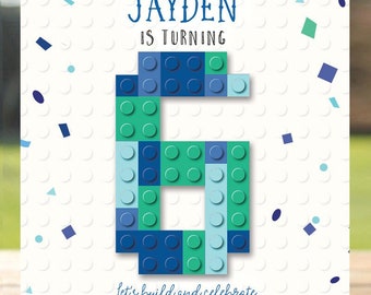Puede incluir: Invitación blanca con un número 6 colorido estilo bloque, texto que dice "Calling all master builders, Jayden is turning" y detalles del evento. Confeti azul, verde y celeste salpican el fondo.