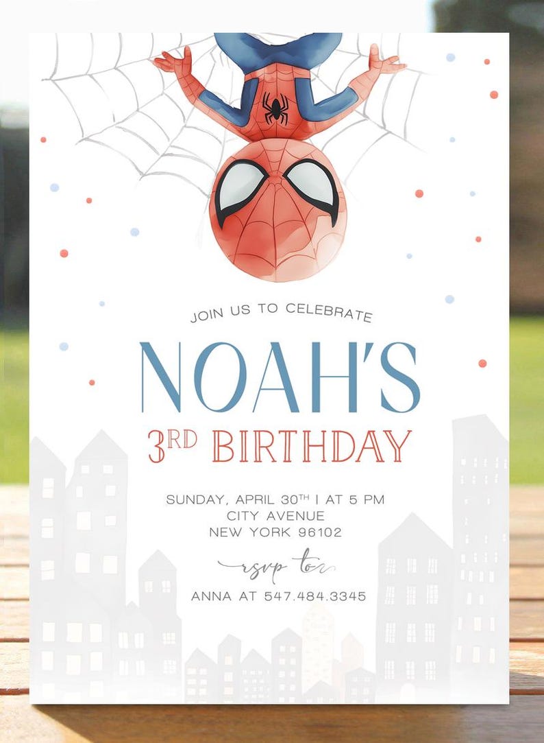 Puede incluir: Una invitaci&oacute;n de cumplea&ntilde;os con un dibujo animado de Spiderman colgado boca abajo en una telara&ntilde;a. La invitaci&oacute;n es para el 3er cumplea&ntilde;os de Noah. La fiesta es el domingo 30 de abril a las 5 PM en City Avenue, Nueva York 96102. La informaci&oacute;n de RSVP es contactar a Anna al 547.484.3345.