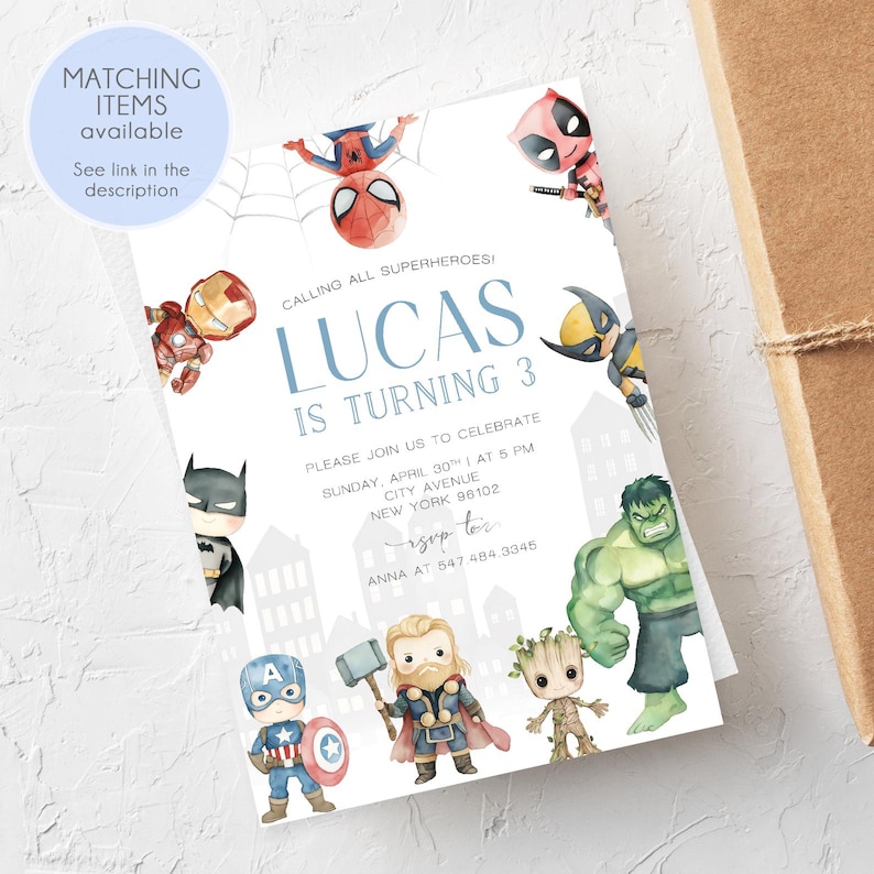Puede incluir: Una invitaci&oacute;n de cumplea&ntilde;os con una ilustraci&oacute;n de acuarela de varios superh&eacute;roes, incluyendo Spiderman, Iron Man, Wolverine, Hulk, Capit&aacute;n Am&eacute;rica, Thor y Groot. La invitaci&oacute;n es para el 3er cumplea&ntilde;os de Lucas. El texto de la invitaci&oacute;n dice: "&iexcl;Llamada a todos los superh&eacute;roes! Lucas cumple 3 a&ntilde;os. &Uacute;nase a nosotros para celebrar el domingo 30 de abril a las 5 PM City Avenue New York 96102 RSVP a Anna al 547.484.3345"