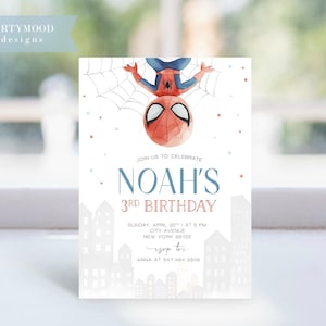 Puede incluir: Una invitaci&oacute;n de cumplea&ntilde;os con una ilustraci&oacute;n de dibujos animados de Spiderman colgando boca abajo en una telara&ntilde;a. La invitaci&oacute;n es para el 3er cumplea&ntilde;os de Noah. El texto de la invitaci&oacute;n dice: "&Uacute;nete a nosotros para celebrar el 3er cumplea&ntilde;os de Noah. Domingo, 30 de abril a las 5 PM, City Avenue, Nueva York 86102. RSVP a Anna al 547.484.3345."