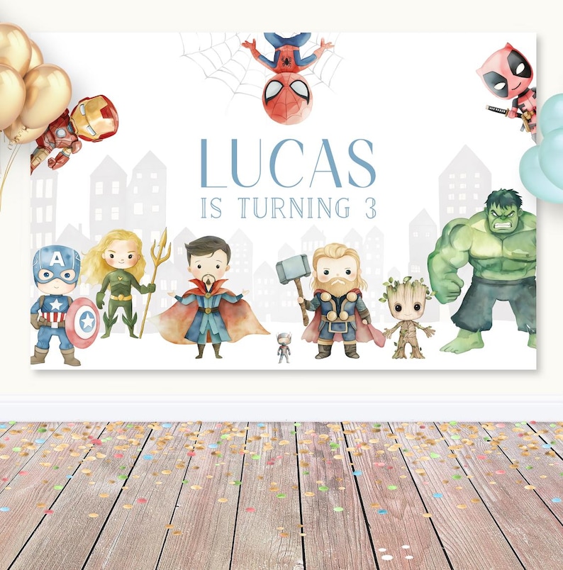 Puede incluir: Una pancarta de cumplea&ntilde;os blanca con un fondo de cielo azul y una ciudad. La pancarta presenta una variedad de personajes de superh&eacute;roes, incluyendo Spiderman, Hulk, Thor, Iron Man, Captain America y Groot. La pancarta tambi&eacute;n incluye el texto "Lucas cumple 3 a&ntilde;os".