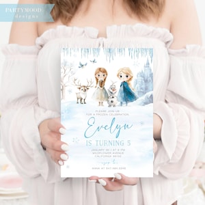 K&ouml;nnte beinhalten: Einladung zu einer Frozen-Geburtstagsparty mit einer Aquarell-Illustration von Elsa und Anna aus dem Film Frozen. Die Einladung ist blau und wei&szlig; mit Schneeflocken und Eiszapfen. Der Text auf der Einladung lautet: "Bitte schlie&szlig;en Sie sich uns zu einer Frozen-Feier an Evelyn wird 5 Jahre alt 30. Januar 17:00 Uhr Wildflower Avenue Kalifornien 96102 RSVP an Anna unter 547.484.3345"