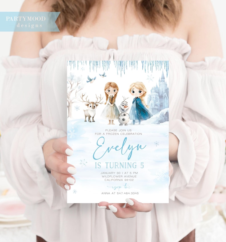 K&ouml;nnte beinhalten: Einladung zu einer Frozen-Geburtstagsparty mit einer Aquarell-Illustration von Elsa und Anna aus dem Film Frozen. Die Einladung ist blau und wei&szlig; mit Schneeflocken und Eiszapfen. Der Text auf der Einladung lautet: "Bitte schlie&szlig;en Sie sich uns zu einer Frozen-Feier an Evelyn wird 5 Jahre alt 30. Januar 17:00 Uhr Wildflower Avenue Kalifornien 96102 RSVP an Anna unter 547.484.3345"