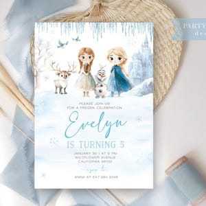 K&ouml;nnte beinhalten: Eine Frozen-Motto-Geburtstagseinladung mit Aquarellhintergrund. Die Einladung zeigt zwei M&auml;dchen, die als Elsa und Anna aus dem Film Frozen verkleidet sind, sowie Olaf und ein Rentier. Der Text auf der Einladung lautet: "Bitte schlie&szlig;en Sie sich uns zu einer Frozen-Feier an Evelyn wird 5 Jahre alt 30. Januar um 18:00 Uhr Wildflower Avenue Kalifornien 90102 RSVP an Anna unter 547.484.3345".