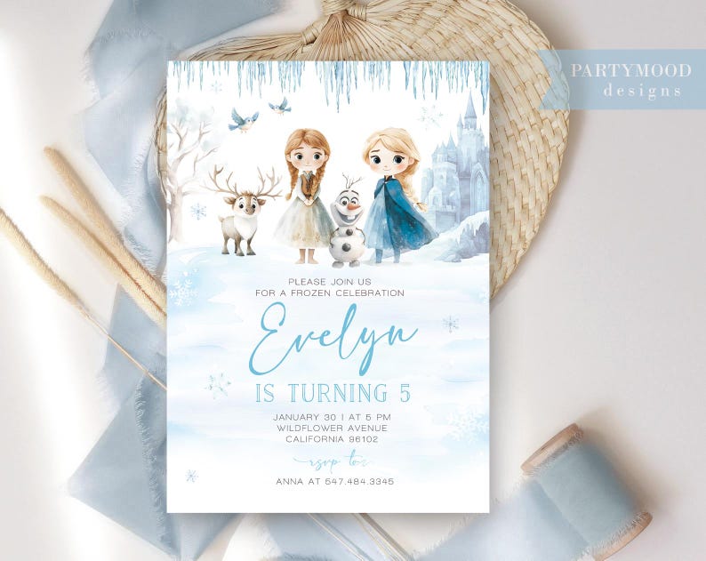 K&ouml;nnte beinhalten: Eine Frozen-Motto-Geburtstagseinladung mit Aquarellhintergrund. Die Einladung zeigt zwei M&auml;dchen, die als Elsa und Anna aus dem Film Frozen verkleidet sind, sowie Olaf und ein Rentier. Der Text auf der Einladung lautet: "Bitte schlie&szlig;en Sie sich uns zu einer Frozen-Feier an Evelyn wird 5 Jahre alt 30. Januar um 18:00 Uhr Wildflower Avenue Kalifornien 90102 RSVP an Anna unter 547.484.3345".