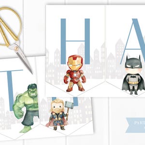 Puede incluir: Una pancarta imprimible con tem&aacute;tica de superh&eacute;roes con las letras "THA" en azul sobre un fondo de ciudad. Las letras est&aacute;n decoradas con im&aacute;genes de Iron Man, Hulk, Thor y Batman.