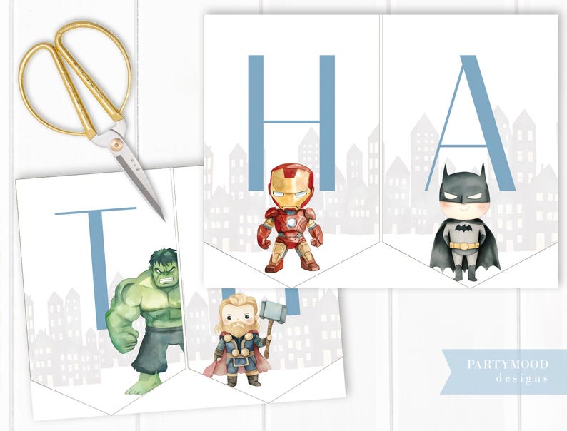 Puede incluir: Una pancarta imprimible con tem&aacute;tica de superh&eacute;roes con las letras "THA" en azul sobre un fondo de ciudad. Las letras est&aacute;n decoradas con im&aacute;genes de Iron Man, Hulk, Thor y Batman.
