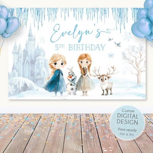 Könnte beinhalten: Ein druckbares Frozen-Geburtstagsbanner mit Elsa und Anna aus dem Disney-Film Frozen. Das Banner ist blau und weiß mit einem Schloss im Hintergrund. Der Text auf dem Banner lautet "Evelyn's 5th Birthday".