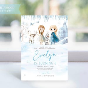 K&ouml;nnte beinhalten: Eine blaue und wei&szlig;e Einladungskarte mit einer Aquarell-Illustration von zwei M&auml;dchen und einem Schneemann. Der Text auf der Karte lautet "Bitte schlie&szlig;en Sie sich uns zu einer Frozen-Feier an Evelyn wird 5 Jahre alt 30. Januar um 17:00 Uhr Wildflower Avenue Kalifornien 96102 RSVP an Anna unter 547.484.3345".