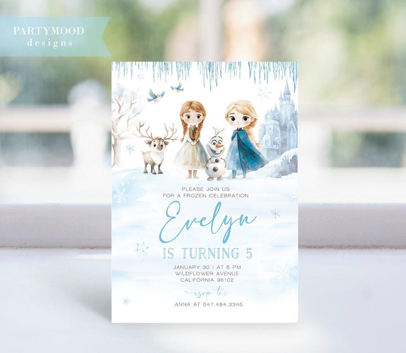 K&ouml;nnte beinhalten: Eine blaue und wei&szlig;e Einladungskarte mit einer Aquarell-Illustration von zwei M&auml;dchen und einem Schneemann. Der Text auf der Karte lautet "Bitte schlie&szlig;en Sie sich uns zu einer Frozen-Feier an Evelyn wird 5 Jahre alt 30. Januar um 17:00 Uhr Wildflower Avenue Kalifornien 96102 RSVP an Anna unter 547.484.3345".