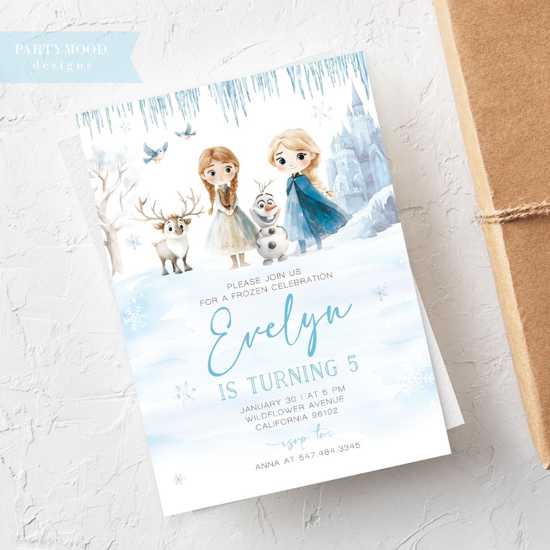 K&ouml;nnte beinhalten: Eine blaue und wei&szlig;e Einladungskarte mit einem Aquarellhintergrund, der eine Winterszene mit zwei M&auml;dchen und einem Schneemann zeigt. Der Text auf der Karte lautet: "Bitte schlie&szlig;en Sie sich uns zu einer Frozen-Feier an Evelyn wird 5 Jahre alt 30. Januar | um 17:00 Uhr Wildflower Avenue Kalifornien 96102 Bitte melden Sie sich bei Anna unter 547.484.3345"