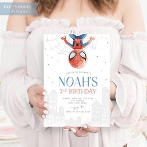 Puede incluir: Una invitaci&oacute;n de cumplea&ntilde;os con tem&aacute;tica de Spiderman con una imagen de dibujos animados de Spiderman colgando boca abajo de una telara&ntilde;a. La invitaci&oacute;n es para el tercer cumplea&ntilde;os de Noah e incluye la fecha, la hora y el lugar de la fiesta. Tambi&eacute;n se incluye informaci&oacute;n de RSVP.