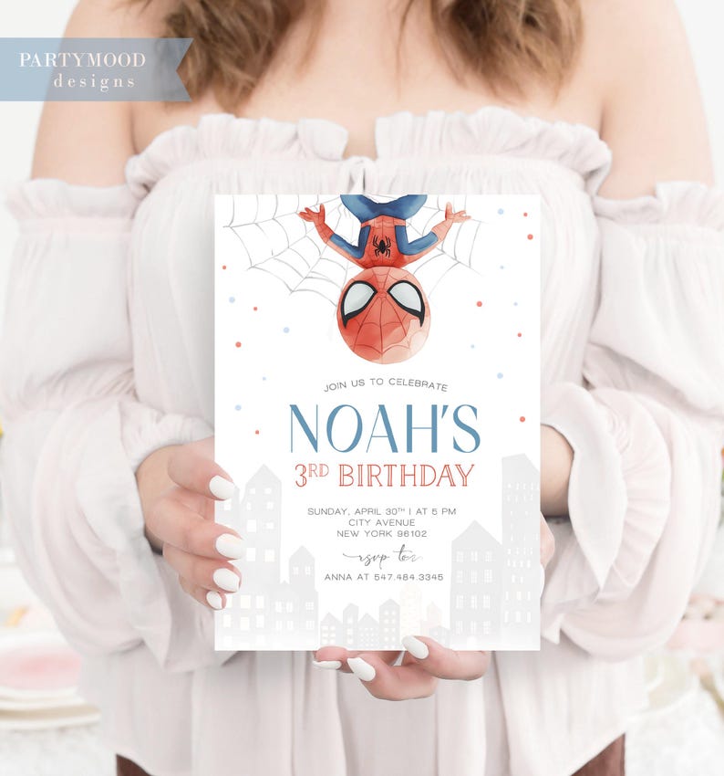 Puede incluir: Una invitaci&oacute;n de cumplea&ntilde;os con tem&aacute;tica de Spiderman con una imagen de dibujos animados de Spiderman colgando boca abajo de una telara&ntilde;a. La invitaci&oacute;n es para el tercer cumplea&ntilde;os de Noah e incluye la fecha, la hora y el lugar de la fiesta. Tambi&eacute;n se incluye informaci&oacute;n de RSVP.