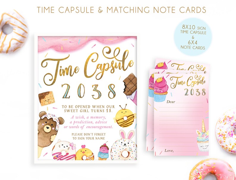 K&ouml;nnte beinhalten: Ein rosa-blaues Schild f&uuml;r eine Zeitkapsel mit goldener Aufschrift "Time Capsule 2038". Das Schild hat einen Aquarellhintergrund mit Streuseln und Donuts. Es gibt auch drei passende Notizkarten mit dem gleichen Design und dem Text "Liebe" und "Liebe".