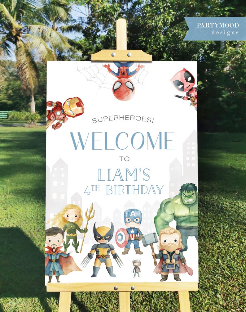 Puede incluir: Un cartel de bienvenida blanco con un fondo de ciudad azul y gris. El cartel presenta una variedad de personajes de superh&eacute;roes, incluyendo Spiderman, Iron Man, Captain America, Wolverine, Hulk, Thor y Deadpool. El texto en el cartel dice "Superh&eacute;roes! Bienvenido al 4&ordm; cumplea&ntilde;os de Liam".