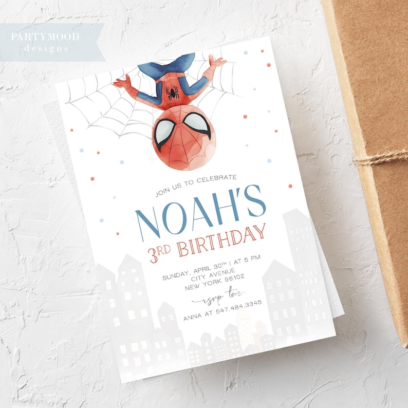 Puede incluir: Una invitaci&oacute;n de cumplea&ntilde;os con tem&aacute;tica de Spiderman con una ilustraci&oacute;n de dibujos animados de Spiderman colgando de una telara&ntilde;a. La invitaci&oacute;n es para el 3er cumplea&ntilde;os de Noah, que se celebrar&aacute; el domingo 30 de abril a las 5 PM en City Avenue en Nueva York. RSVP a Anna al 547 484 3345.