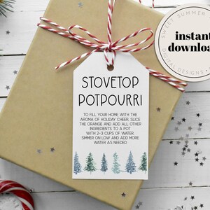 Puede incluir: Etiqueta de regalo imprimible con un diseño de bosque invernal y el texto "Stovetop Potpourri" con instrucciones para llenar tu hogar con el aroma de la alegría navideña. Corta la naranja en rodajas y agrega todos los demás ingredientes a una olla con 2-3 tazas de agua. Deja hervir a fuego lento y agrega más agua según sea necesario.