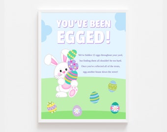 Peut inclure: Une affiche imprimable avec un lapin de dessin animé tenant des œufs de Pâques. L'affiche indique "You've Been Egged!" et comprend des instructions pour une chasse aux œufs de Pâques.