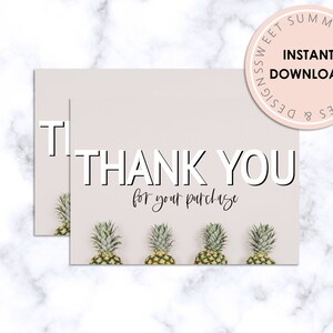 Puede incluir: Una tarjeta de agradecimiento imprimible con fondo rosa y una fila de piñas en la parte inferior. El texto "THANK YOU for your purchase" está en blanco con un contorno negro.