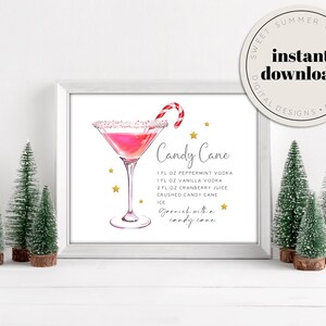Puede incluir: Impresión digital de arte imprimible con una ilustración de acuarela de un cóctel rosa adornado con un bastón de caramelo. El texto dice "Candy Cane" e incluye los ingredientes: 1 fl oz de vodka de menta, 1 fl oz de vodka de vainilla, 2 fl oz de jugo de arándano, bastón de caramelo triturado, hielo. El texto también dice "Adorne con un bastón de caramelo."