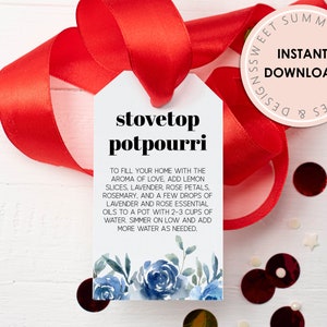 Könnte beinhalten: Ein weißer, druckbarer Geschenkanhänger mit blauen floralen Akzenten. Der Anhänger lautet "stovetop potpourri" und enthält Anweisungen zur Herstellung eines Topfduftes mit Zitronenscheiben, Lavendel, Rosenblüten, Rosmarin und ätherischen Ölen.