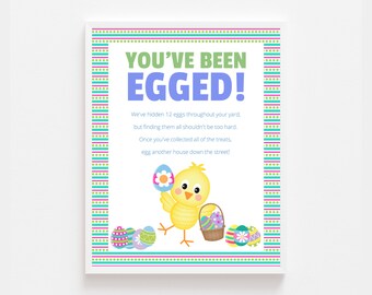 Peut inclure: Un poussin jaune avec un panier d'œufs de Pâques colorés. L'affiche indique "You've Been Egged! We've hidden 12 eggs throughout your yard, but finding them all shouldn't be too hard. Once you've collected all of the treats, egg another house down the street!"
