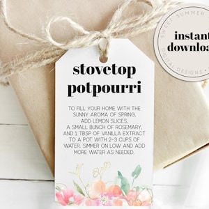 Peut inclure: Etiquette cadeau imprimable avec un motif floral et le texte "stovetop potpourri" avec des instructions pour faire un pot-pourri pour cuisinière. Le texte indique : "Pour remplir votre maison de l'arôme ensoleillé du printemps, ajoutez des tranches de citron, une petite branche de romarin et 1 cuillère à soupe d'extrait de vanille dans une casserole avec 2 à 3 tasses d'eau. Laissez mijoter à feu doux et ajoutez plus d'eau au besoin."