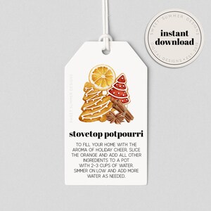 Può includere: Ricetta per pot-pourri da stufa con un'illustrazione ad acquerello di biscotti di pan di zenzero, bastoncini di cannella, anice stellato e una fetta d'arancia. Il testo recita "Pot-pourri per la stufa" e include istruzioni per preparare il pot-pourri.