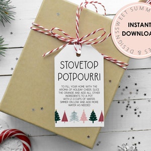 Może przedstawiać: Drukowana etykieta prezentowa z białym tłem i czarnym tekstem, który brzmi "Stovetop Potpourri". Etykieta jest przymocowana do czerwono-białej wstążki i ozdobiona świątecznym wzorem choinki.