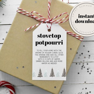 Puede incluir: Etiqueta de regalo imprimible con fondo blanco y borde marrón. La etiqueta presenta una ilustración en blanco y negro de pinos y el texto "stovetop potpourri". El texto debajo de la ilustración dice: "Para llenar tu hogar con el aroma de la alegría navideña, corta la naranja y agrega todos los demás ingredientes a una olla con 2-3 tazas de agua. Deja hervir a fuego lento y agrega más agua según sea necesario."