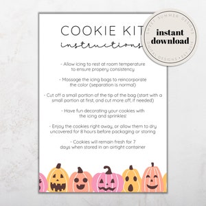 Puede incluir: Instrucciones imprimibles para un kit de galletas con temática de Halloween. Las instrucciones incluyen los pasos para decorar las galletas con glaseado y chispas. La imagen también presenta un conjunto de cuatro calabazas ilustradas con diferentes expresiones faciales.