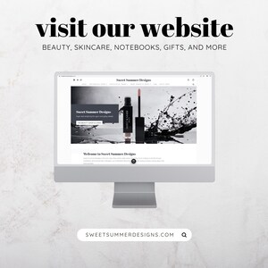 K&ouml;nnte beinhalten: Ein Computerbildschirm zeigt die Website von Sweet Summer Designs, mit einem Schwarzwei&szlig;bild eines Make-up-Produkts mit einem Spritzer schwarzer Fl&uuml;ssigkeit. Die Website bietet Beauty, Hautpflege, Notizb&uuml;cher, Geschenke und mehr. Der Text "SWEETSUMMERDESIGNS.COM" wird am unteren Bildschirmrand angezeigt.