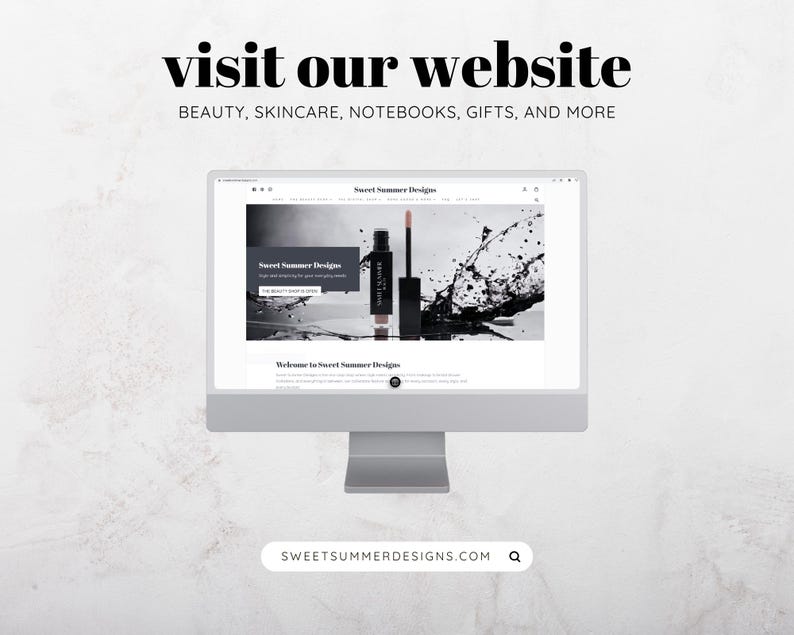K&ouml;nnte beinhalten: Ein Computerbildschirm zeigt die Website von Sweet Summer Designs, mit einem Schwarzwei&szlig;bild eines Make-up-Produkts mit einem Spritzer schwarzer Fl&uuml;ssigkeit. Die Website bietet Beauty, Hautpflege, Notizb&uuml;cher, Geschenke und mehr. Der Text "SWEETSUMMERDESIGNS.COM" wird am unteren Bildschirmrand angezeigt.