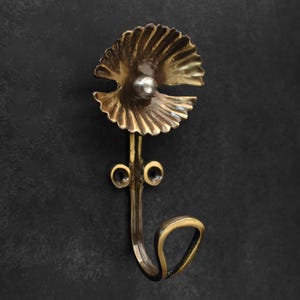 Antique Brass Oyster Coat Hook: Decorative Wall Mounted Key Hanger